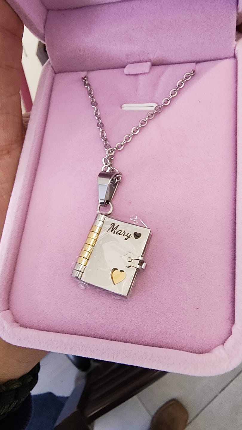 Customer photo review of Collar Libro Personalizado