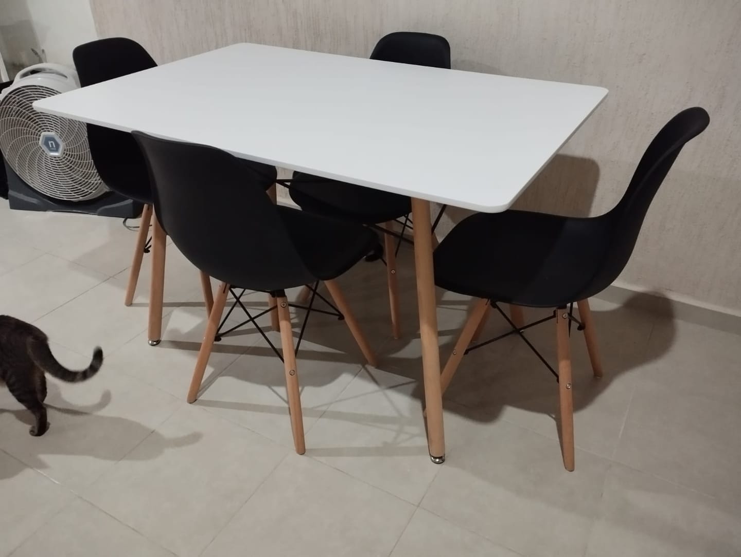 Customer photo review of Comedor Mesa Oslo Rectangular Blanca + 4 Sillas Oslo