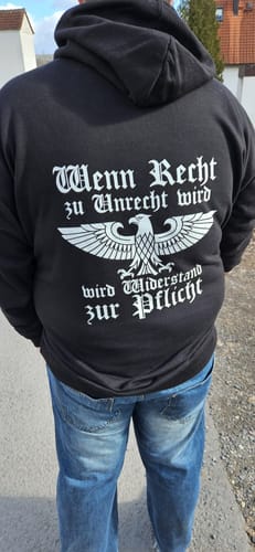 Customer photo review of Wenn Recht zu Unrecht wird - Hoodie Rückendruck