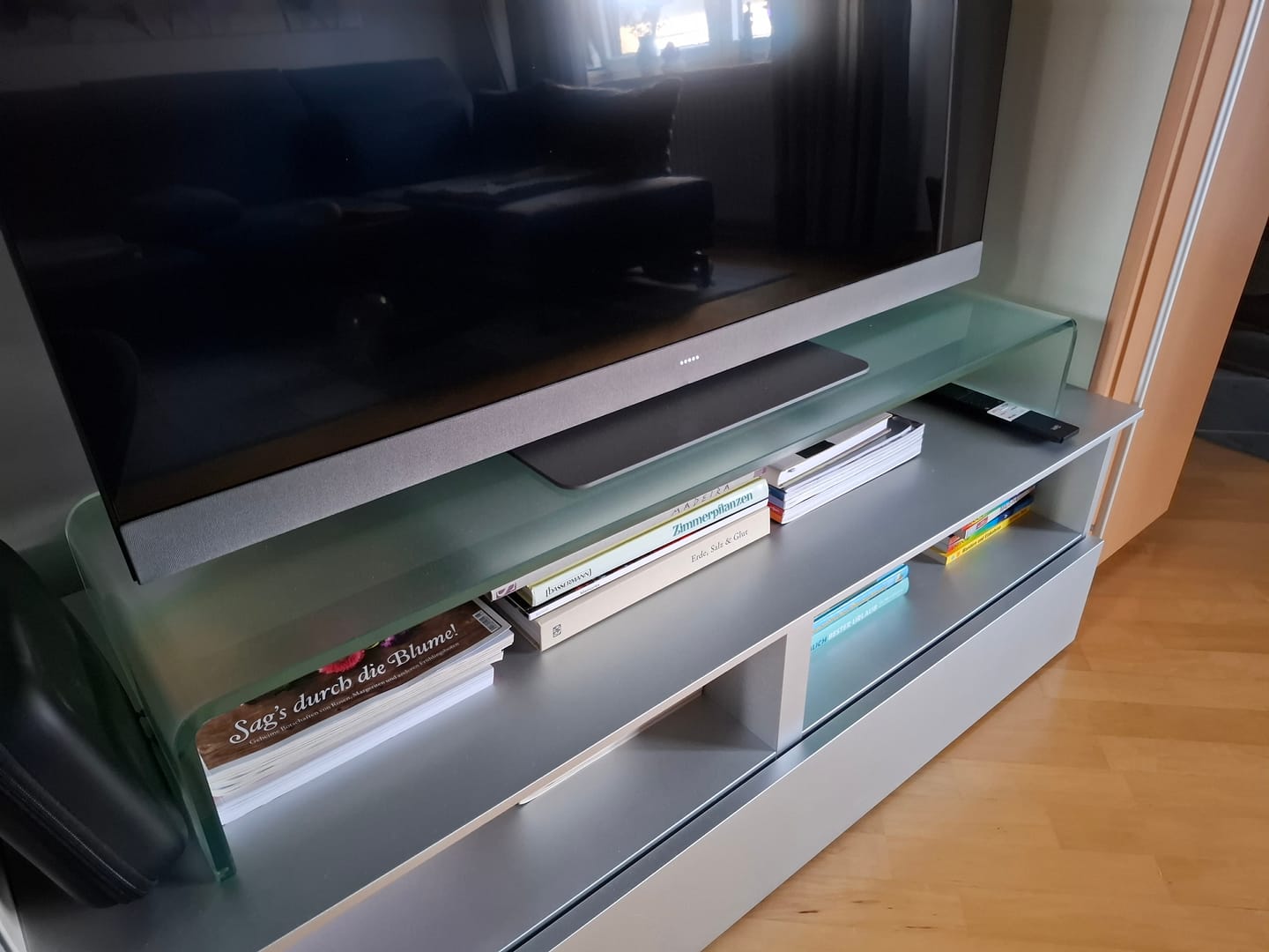 Customer photo review of Glas Aufsatz Erhöhung für TV, Bildschirm, PC, Monitor, Laptop - Satiniert