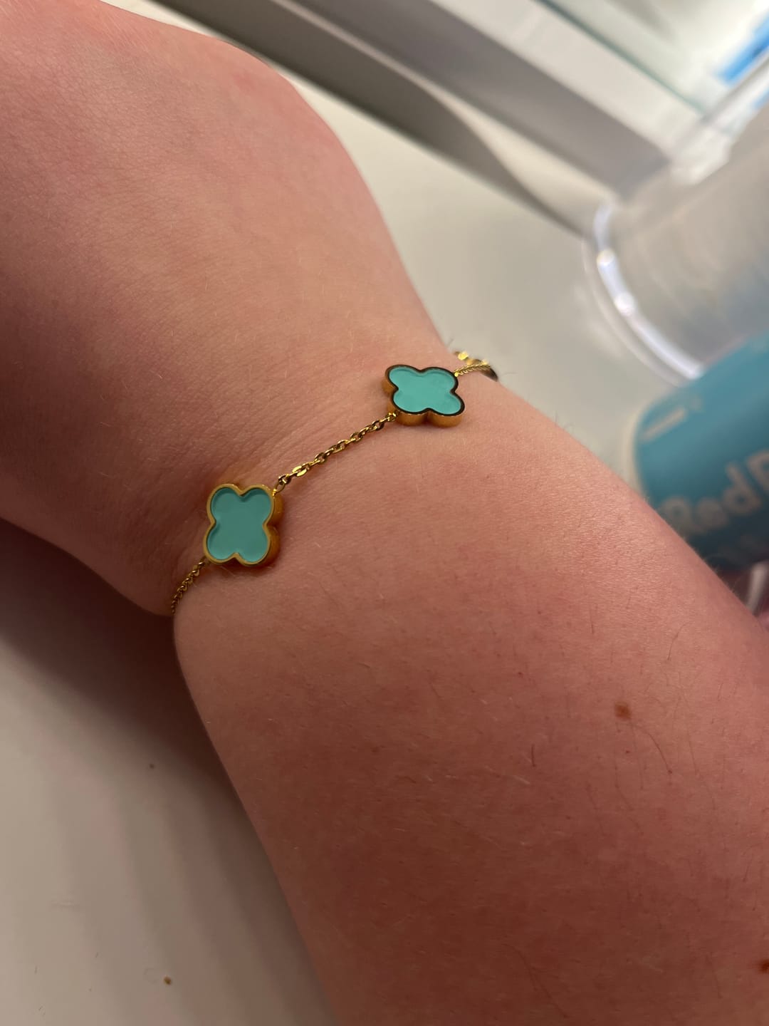 Customer photo review of Ice Blue Clover Armband | 18K vergoldet