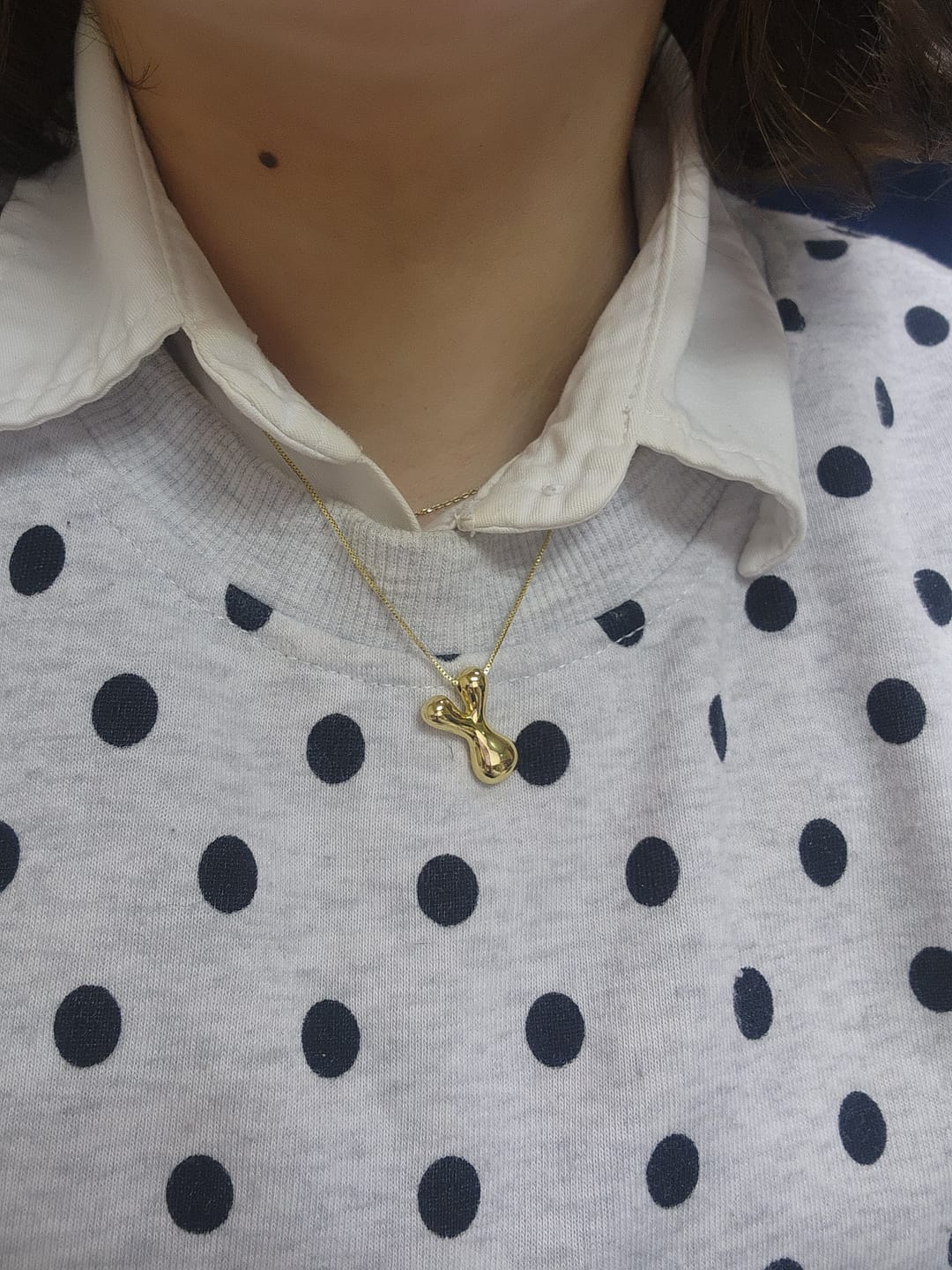 Customer photo review of Collar Inicial Bubble Dorado