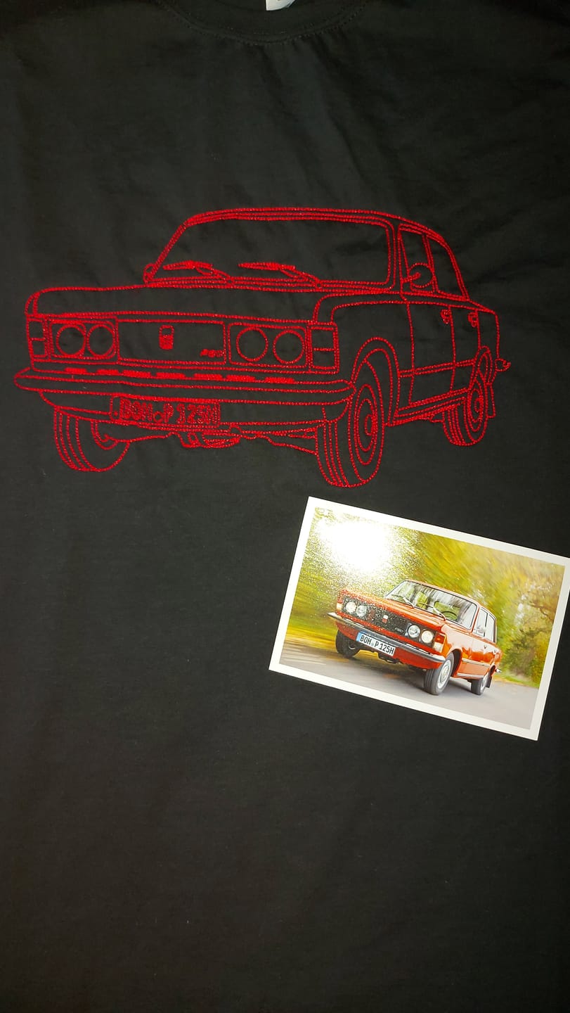 Customer photo review of Personalisiertes & besticktes T-Shirt