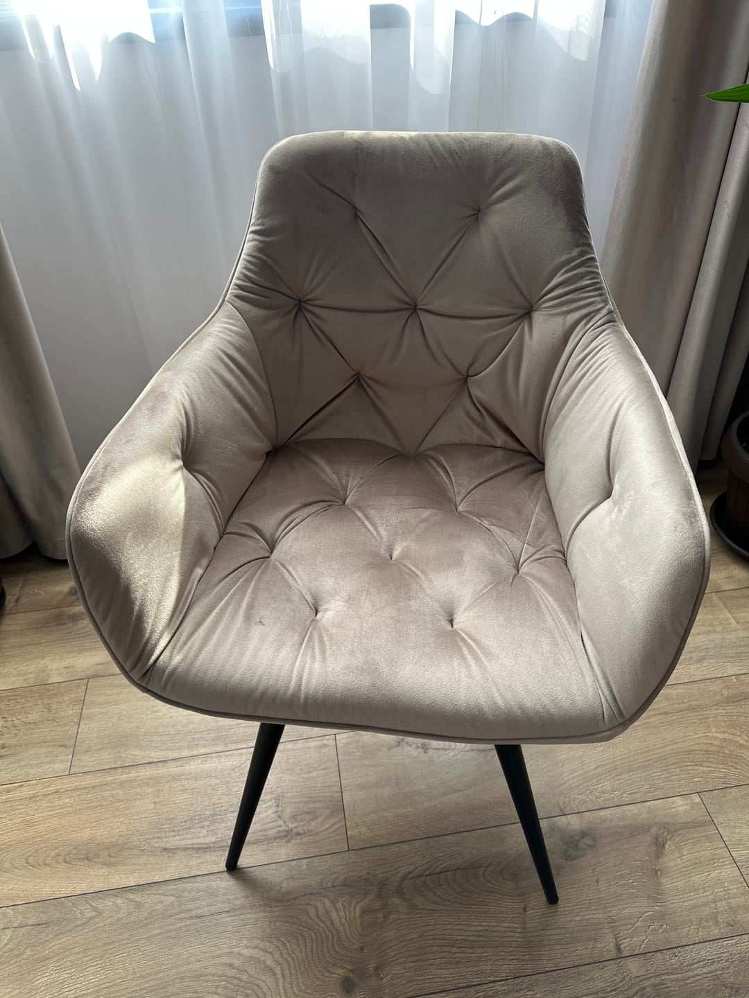 Customer photo review of Scaun MANGO, bej/negru, stofa catifelata/metal, 57x45x83 cm