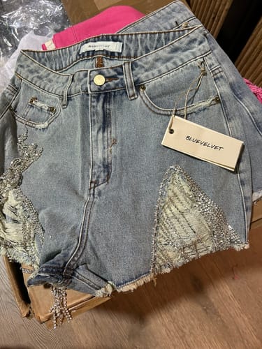 Customer photo review of WOMEN'S BUTTON CLOSURE STUDS FRINGE POCKETS DISTRESS DENIM MINI SHORTS