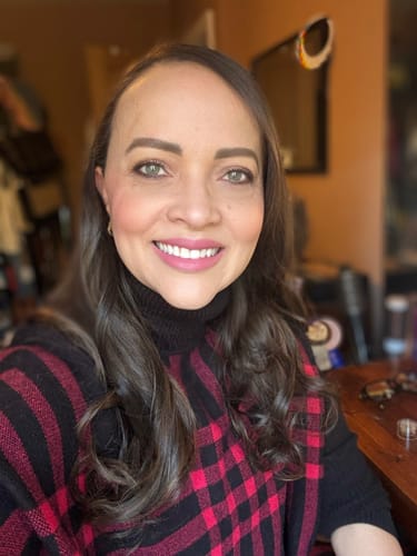 Customer photo review of Stranded 16" One Piece Curly Clip-in Hair Extension #2/5 Azalea