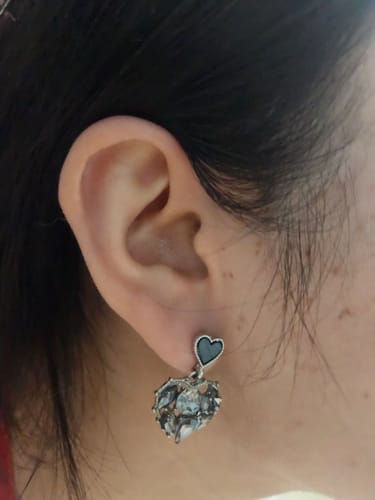 Customer photo review of Aretes de Corazón y Cristales Negros