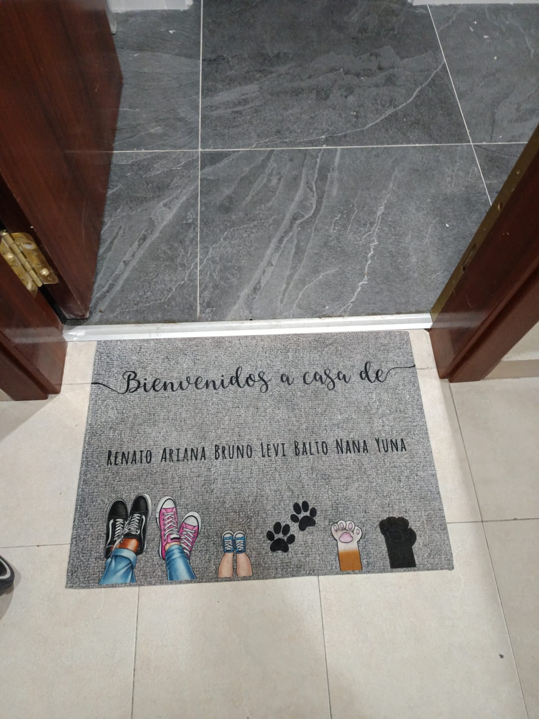 Customer photo review of Zapatos y patas - Felpudo personalizado