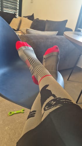 Customer photo review of Staircase Hiker - גרבי לחץ גובה ברך (Knee High)