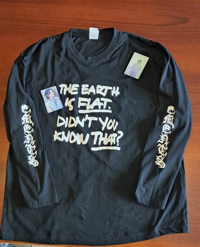 Customer photo review of The Earth Is Flat Loose Long-sleeved T-shirt