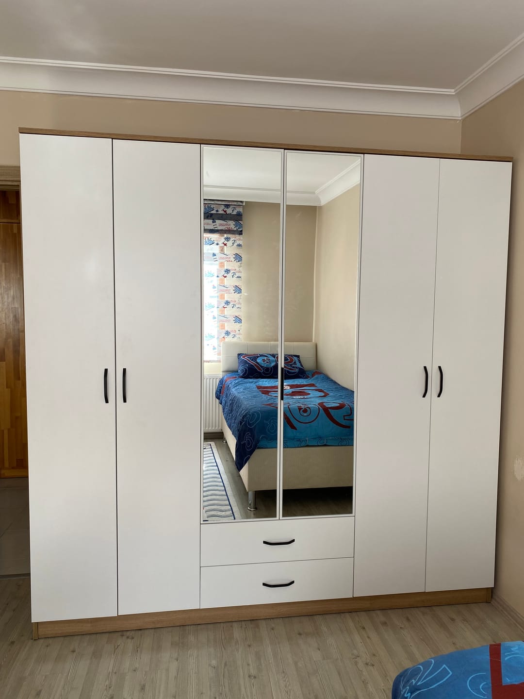 Customer photo review of Rani BA130 Geniş Gardırop Elbise Dolabı Aynalı Kapaklı 2 Çekmeceli 5 Raflı 3 Askılı Sepet Ceviz - Beyaz