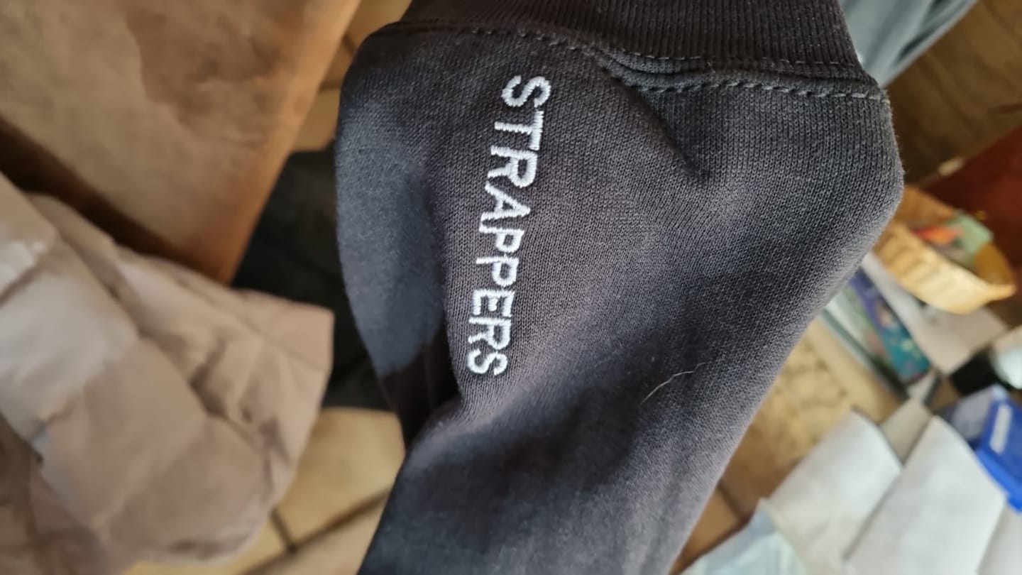 Customer photo review of Extra: Gestickter Text auf einem Ärmel