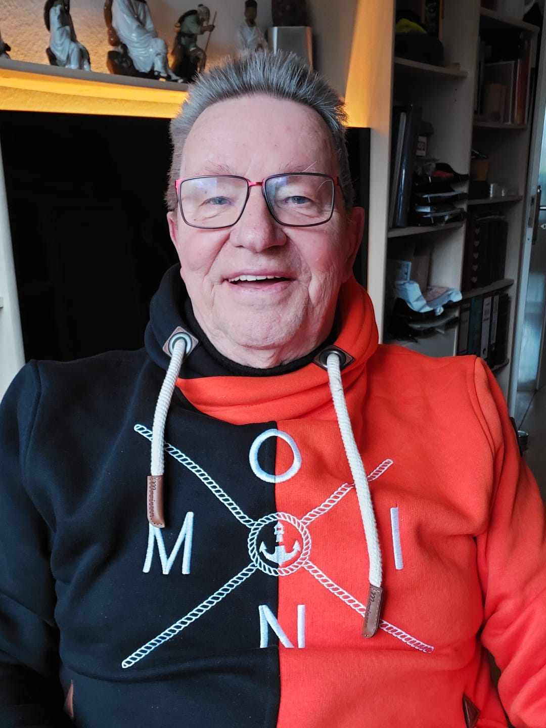 Customer photo review of Moin X Schwarz/Orange (Stick) · Unisex Bio Schalkragen Hoodie