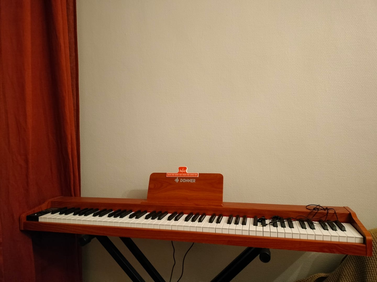 Customer photo review of Donner DEP-1S piano numérique clavier d'e-piano semi-lesté de style bois