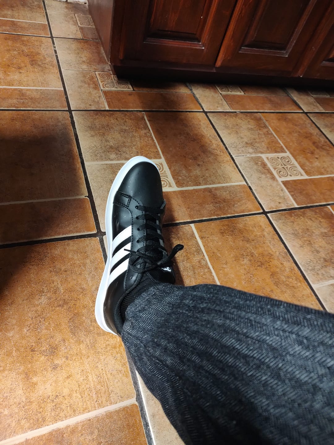 Customer photo review of Tenis Neo Grand Court Negro Blanco