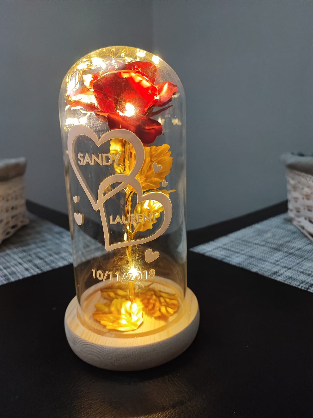 Customer photo review of Je t'aime - Rose éternelle sous cloche en verre avec lumière LED personnalisée avec noms et date anniversaire
