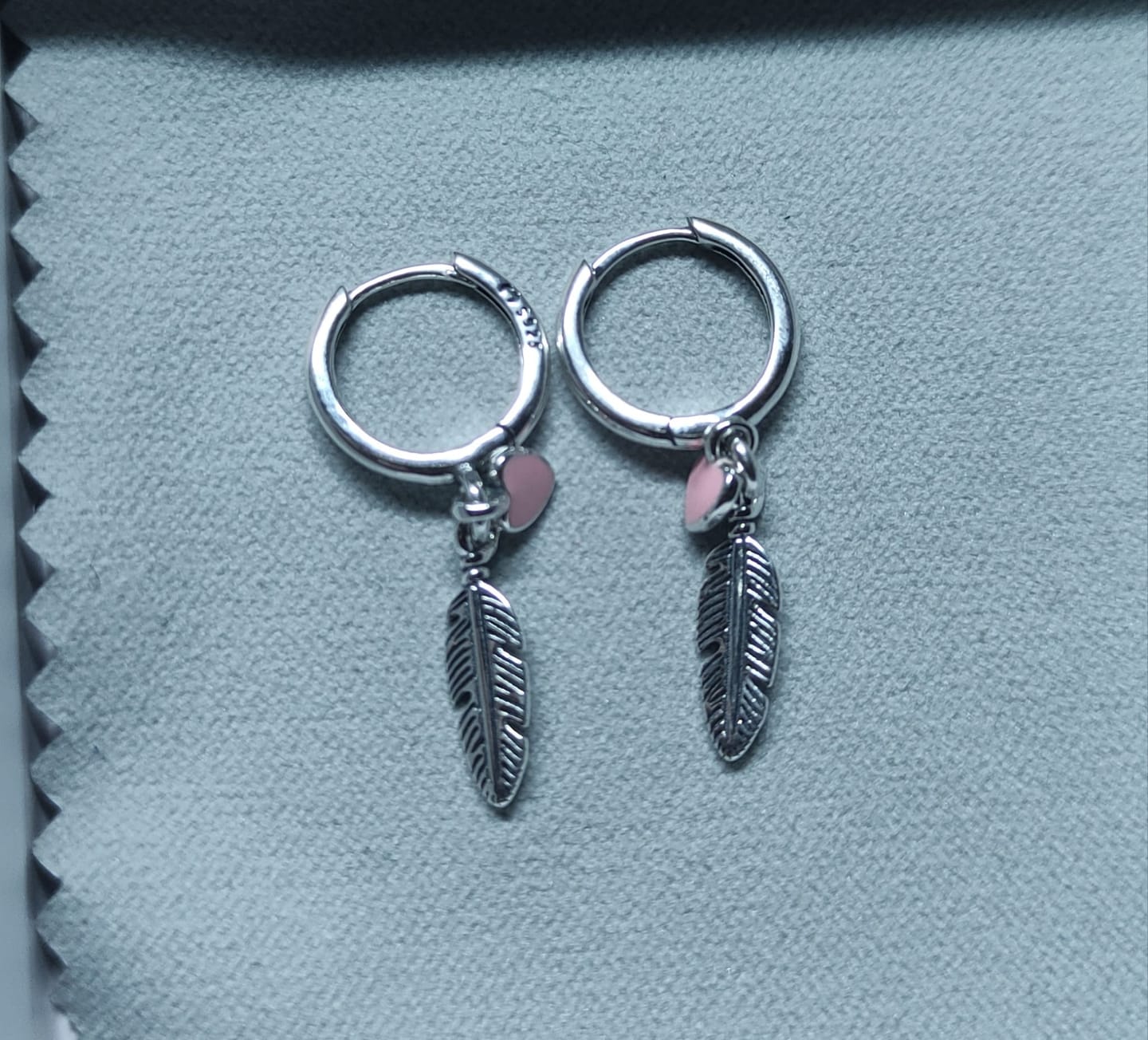 Customer photo review of Pendientes Plumas de Amor