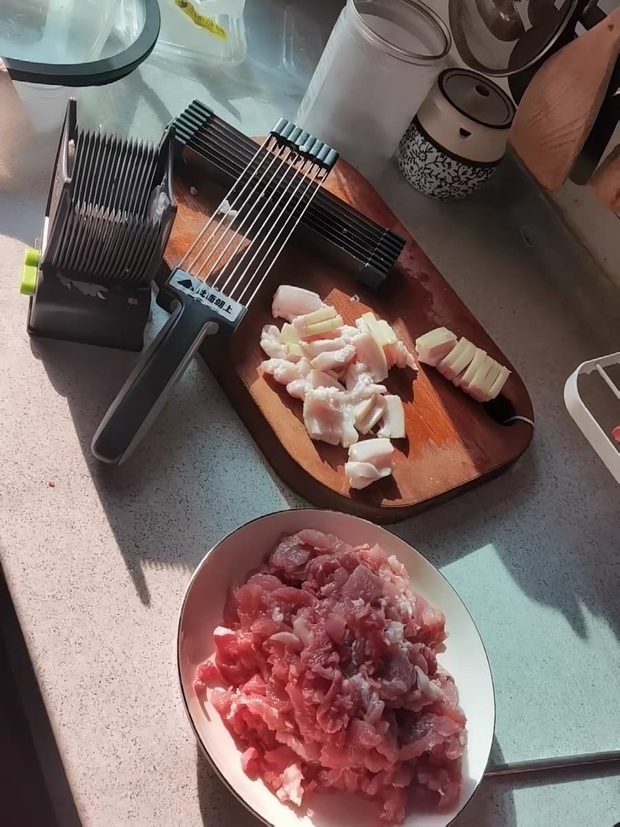 Customer photo review of Manual Meat Slicer & Knife Sharpener Set – Stainless Steel, Perfect for Beef, Pork, Lamb – Ideal for Home Cooking & BBQ, Black