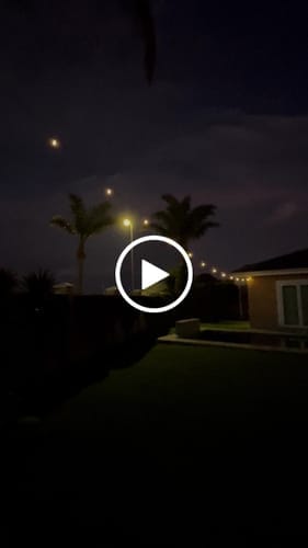 Recensione con foto di un cliente sulle luci a festone a lampadine solari - Lampadine LED tradizionali, nere