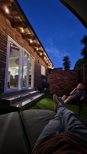 Recensione con foto di un cliente sulle luci a festone a lampadine solari - Lampadine LED tradizionali, nere