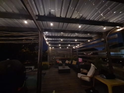 Recensione con foto di un cliente sulle luci a festone a lampadine solari - Lampadine LED tradizionali, nere