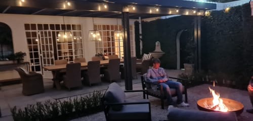 Recensione con foto di un cliente sulle luci a festone a lampadine solari - Lampadine LED tradizionali, nere