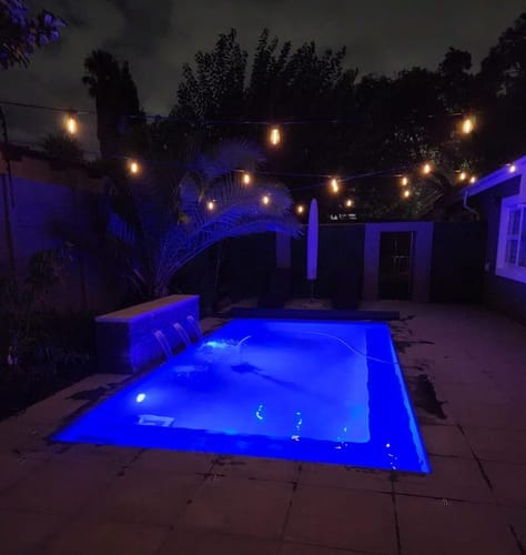 Recensione con foto di un cliente sulle luci a festone a lampadine solari - Lampadine LED tradizionali, nere