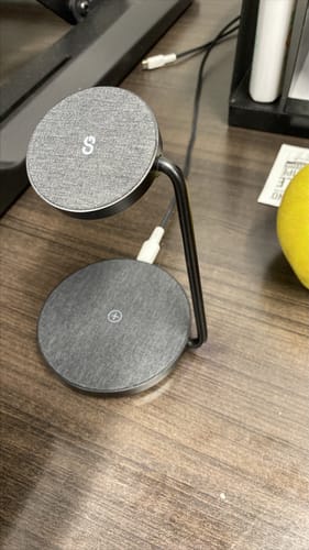 Customer photo review of 2-in-1 Foldable Charging Stand Qi2 MAG
