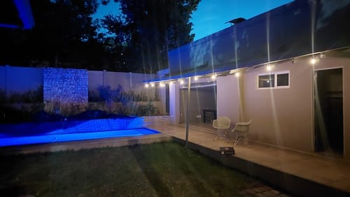 Recensione con foto di un cliente sulle luci a festone a lampadine solari - Lampadine LED tradizionali, nere