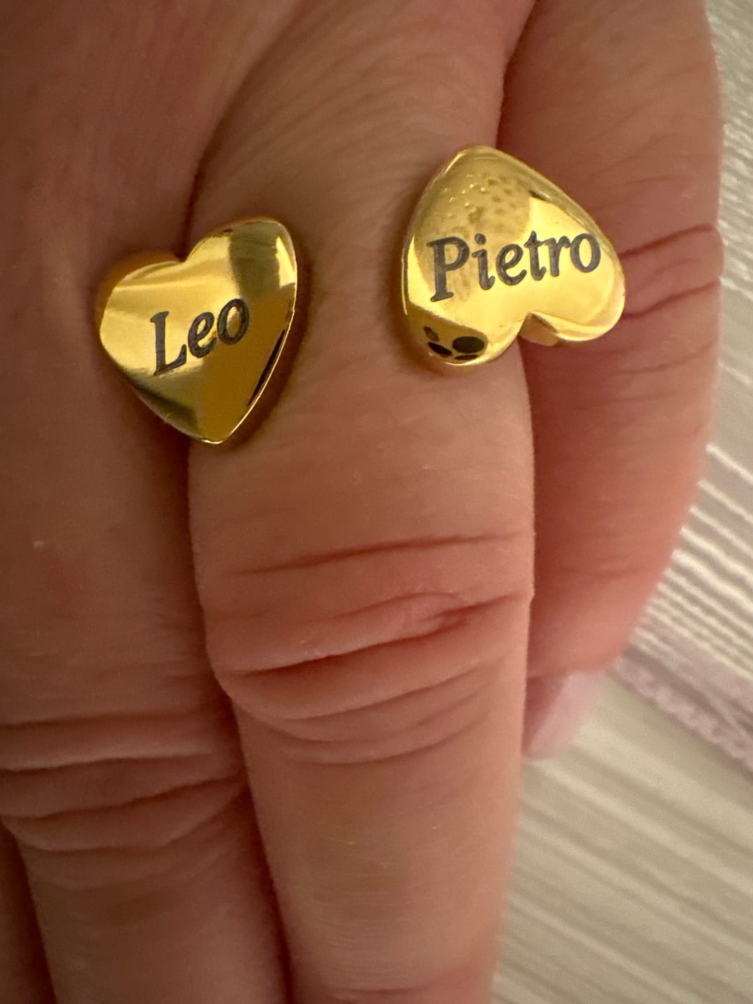 Customer photo review of My Hearts ✦ Anello Doppio Cuore con Incisioni