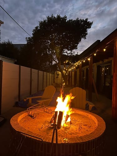 Recensione con foto di un cliente sulle luci a festone a lampadine solari - Lampadine LED tradizionali, nere