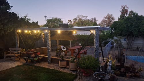 Recensione con foto di un cliente sulle luci a festone a lampadine solari - Lampadine LED tradizionali, nere