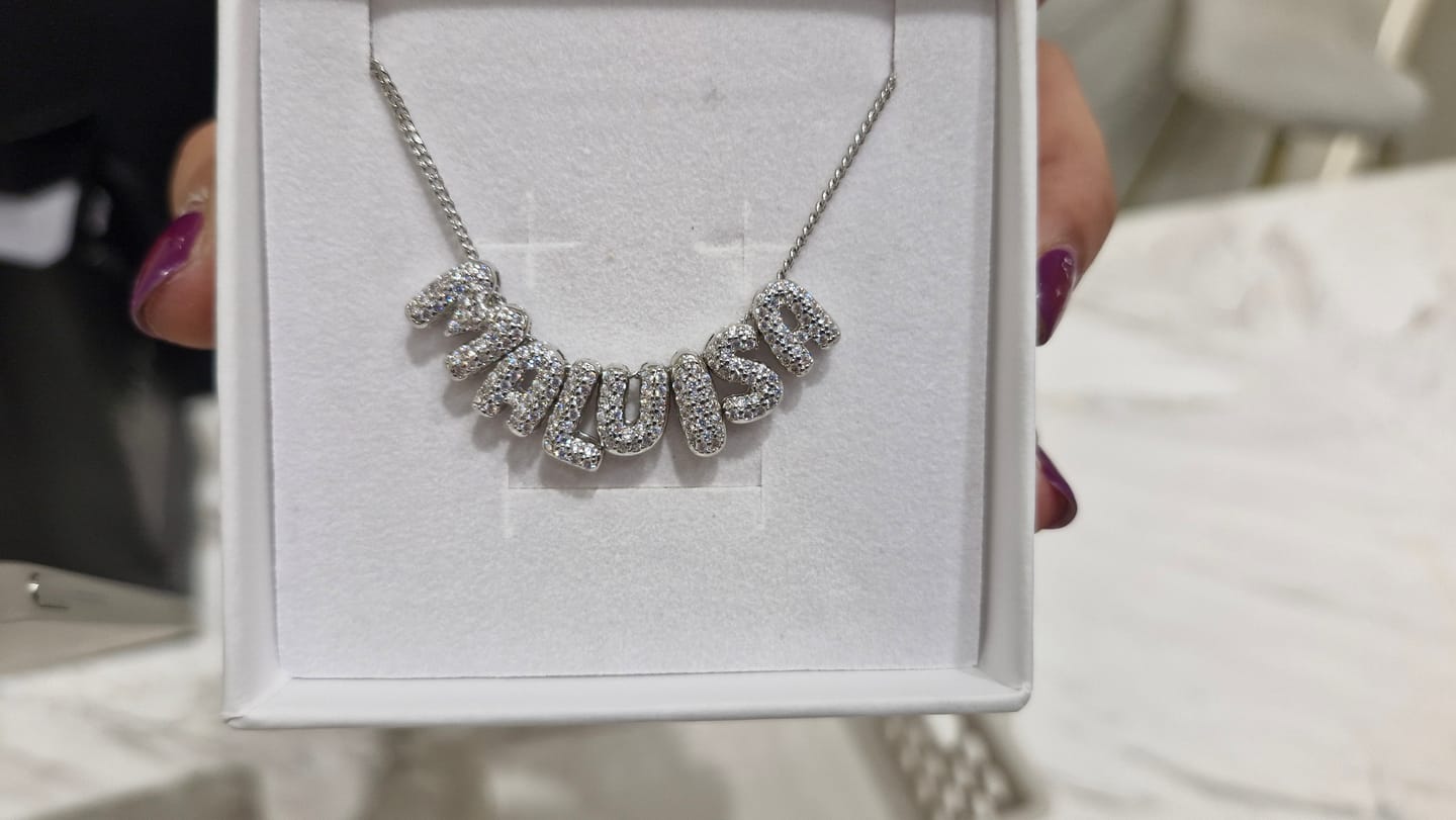 Customer photo review of Personaliza Tu Collar Inicial Mini Bubble Plateado Zirconias
