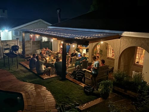 Recensione con foto di un cliente sulle luci a festone a lampadine solari - Lampadine LED tradizionali, nere