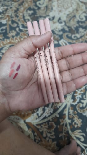 Customer photo review of Florence V.02 Pack Of 4 Creamy Lip Pencils