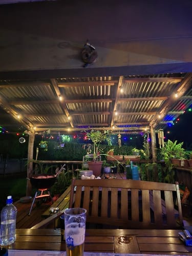 Recensione con foto di un cliente sulle luci a festone a lampadine solari - Lampadine LED tradizionali, nere