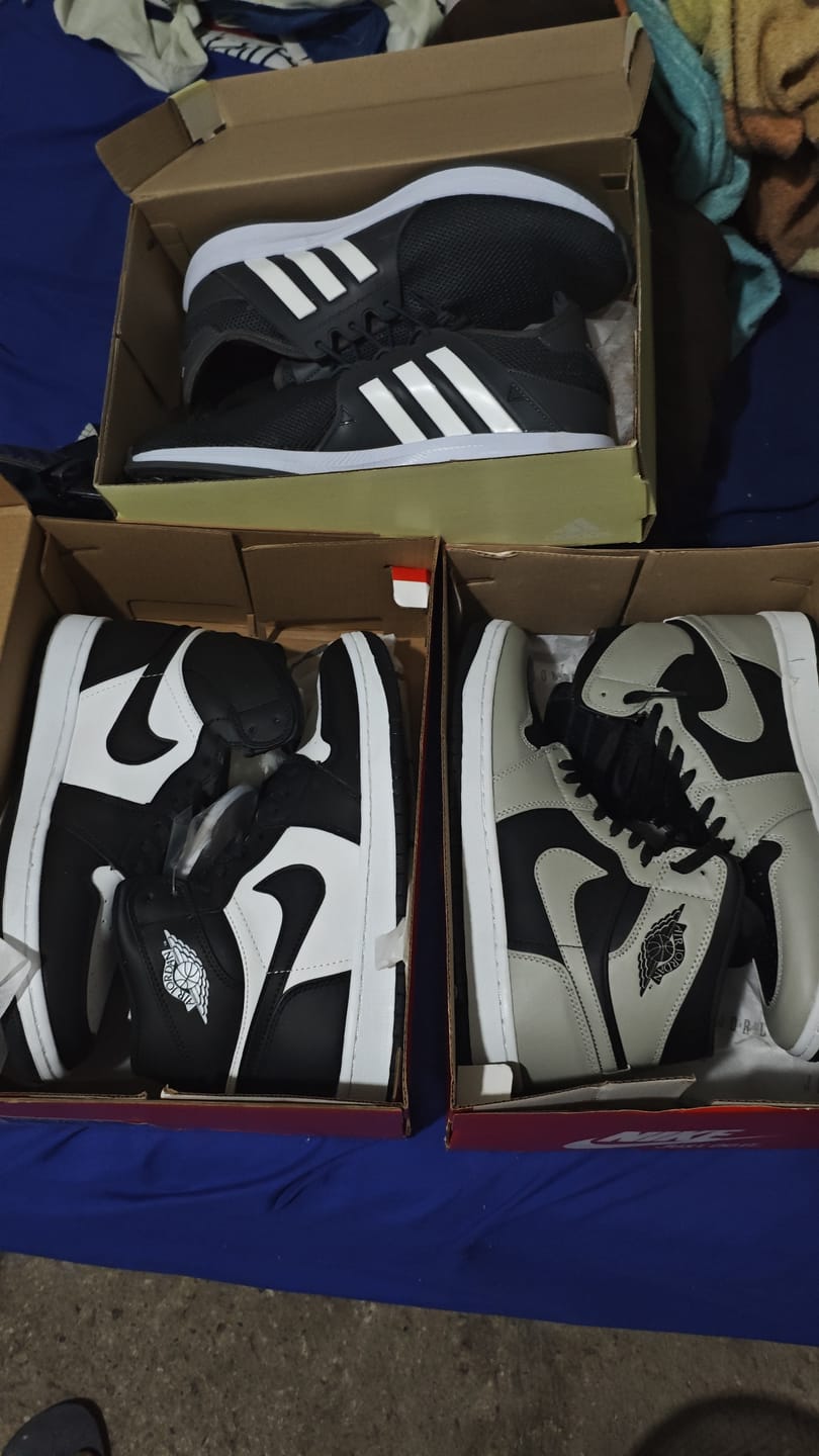 Customer photo review of Tenis Retro 1 Gris Negro