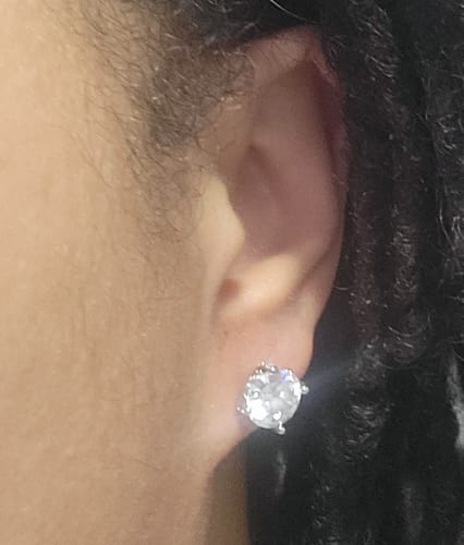 Customer photo review of Luxury Edition VVS1 Certified Moissanite