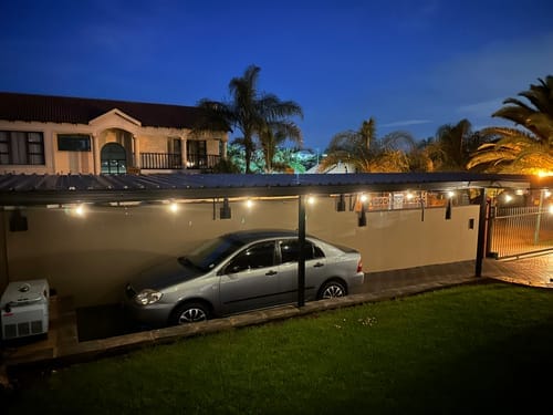 Recensione con foto di un cliente sulle luci a festone a lampadine solari - Lampadine LED tradizionali, nere
