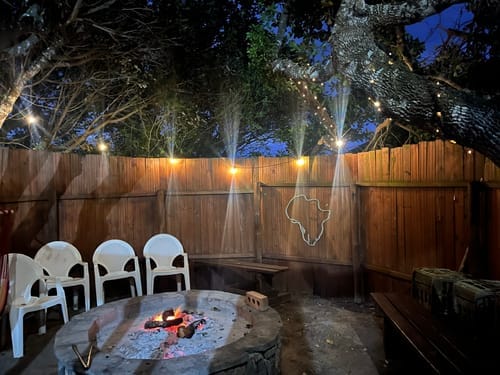 Recensione con foto di un cliente sulle luci a festone a lampadine solari - Lampadine LED tradizionali, nere