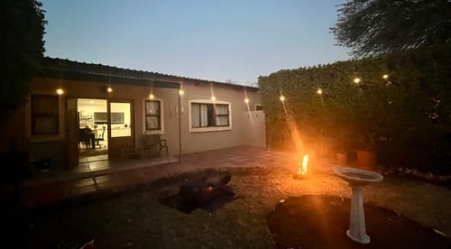 Recensione con foto di un cliente sulle luci a festone a lampadine solari - Lampadine LED tradizionali, nere