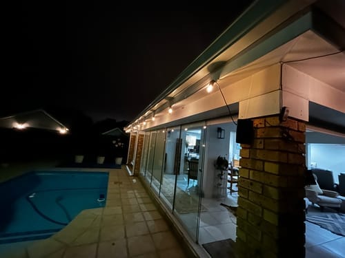Recensione con foto di un cliente sulle luci a festone a lampadine solari - Lampadine LED tradizionali, nere