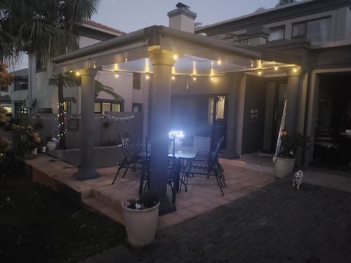 Recensione con foto di un cliente sulle luci a festone a lampadine solari - Lampadine LED tradizionali, nere