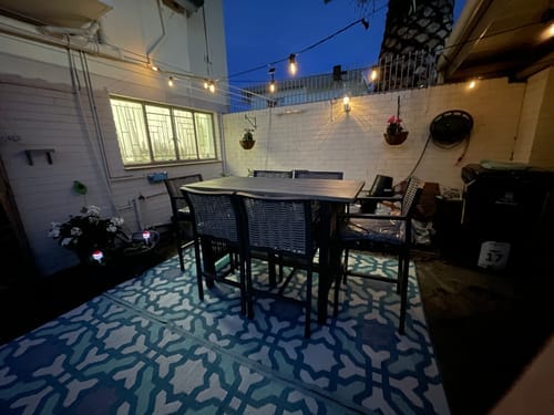 Recensione con foto di un cliente sulle luci a festone a lampadine solari - Lampadine LED tradizionali, nere