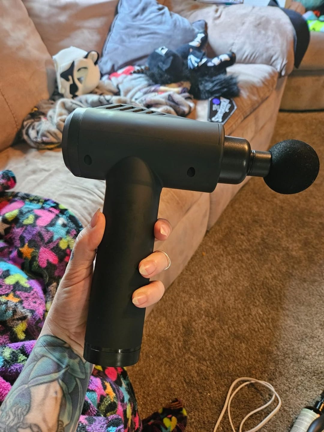 Customer photo review of Massagepistole mit 30 Geschwindigkeiten / Massage Gun für tiefe Muskelmassage mit bis zu 3600 Impulsen/min / 10 Aufsätze für Nacken, Rücken & Körper / Mit LCD-Touchscreen