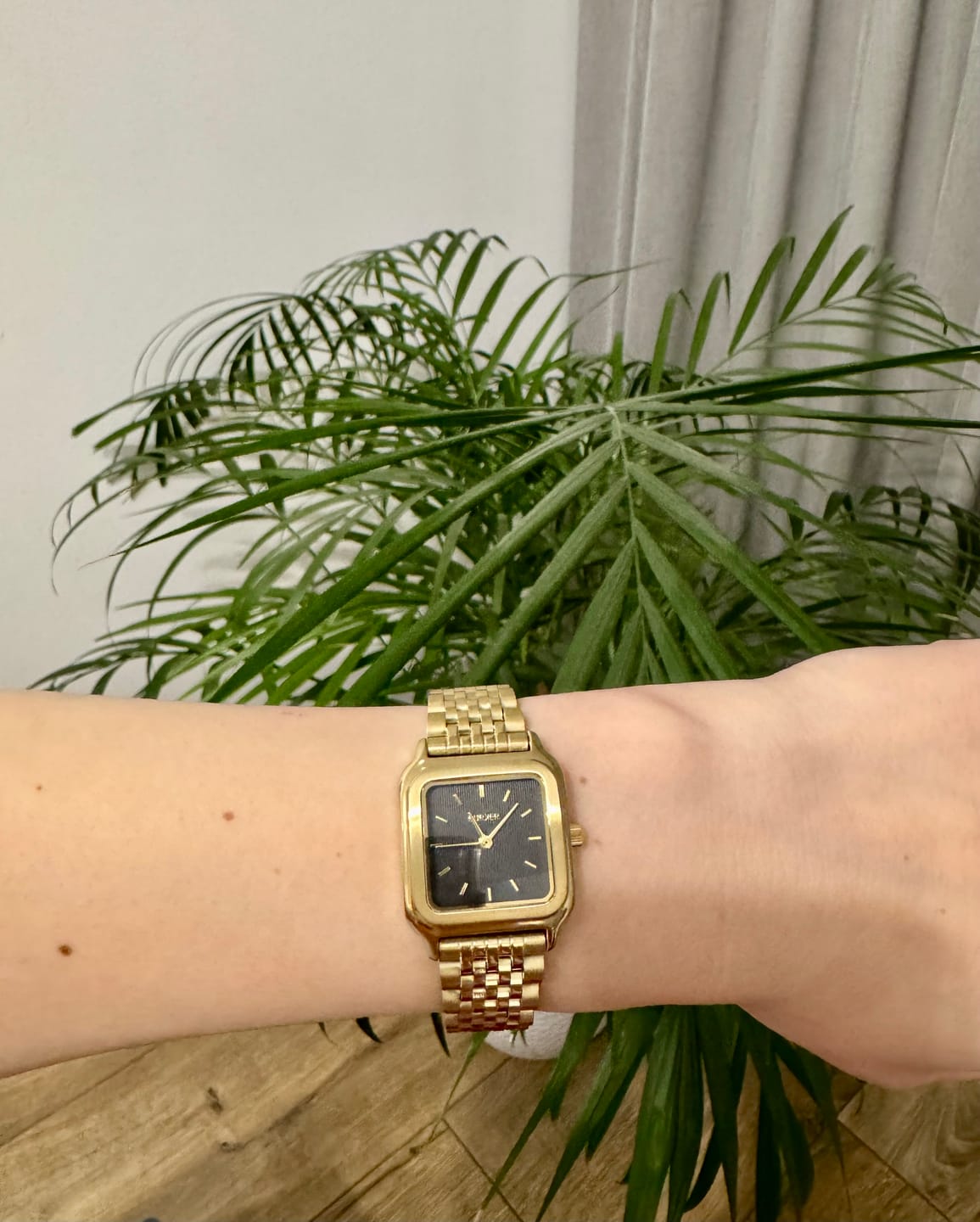 Customer photo review of Macy Gold Black