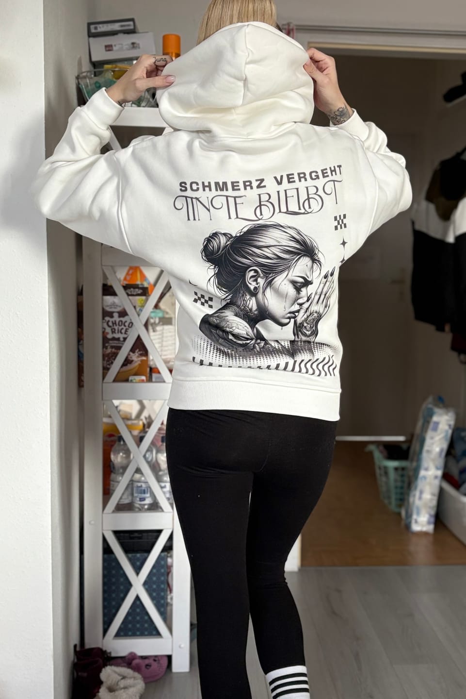 Customer photo review of Schmerz vergeht – Oversized Hoodie
