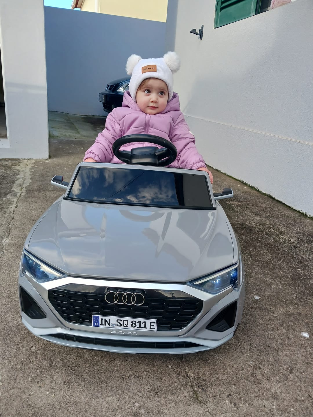 Customer photo review of Carro Elétrico para Criança AUDI SQ8 12V Cinza c/ RODAS DE BORRACHA & ASSENTO EM PELE