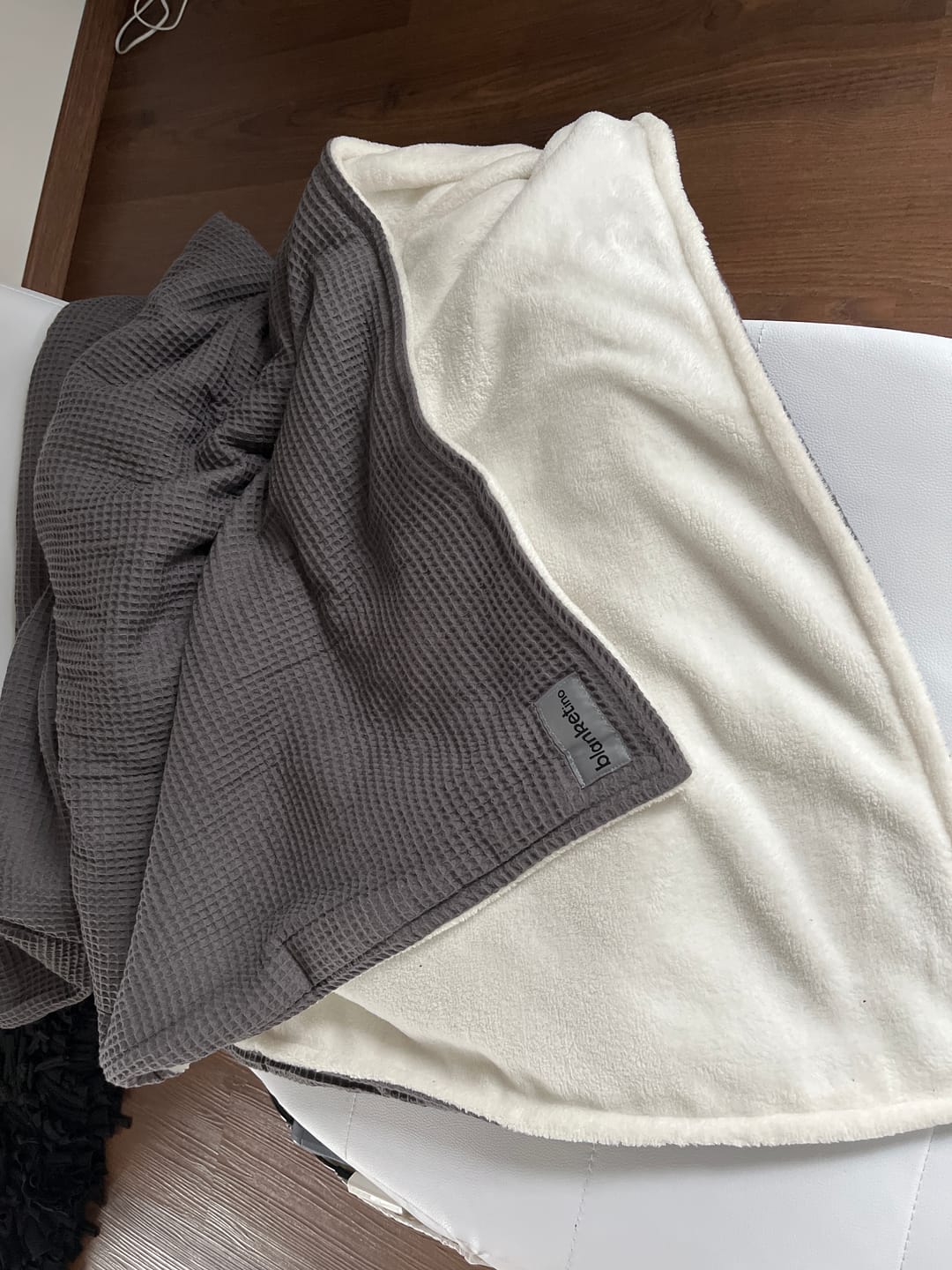 Customer photo review of Kuscheldecke "Vollkommen" Grau • Sandweiß