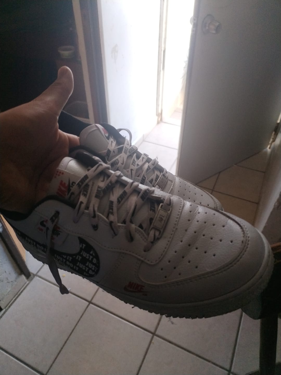 Customer photo review of Tenis 270 Blanco Negro Rojo